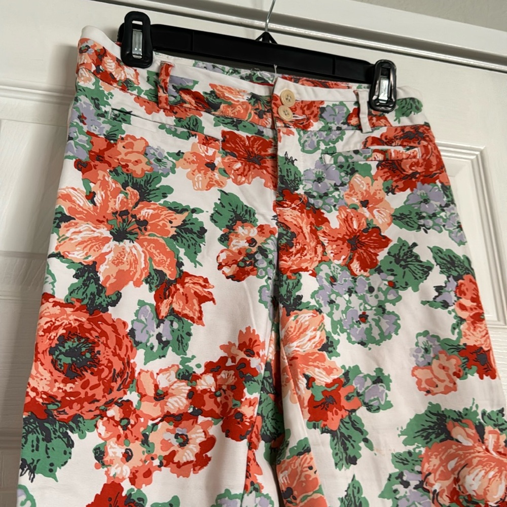 Floral, soft Cartonnier capri pants.